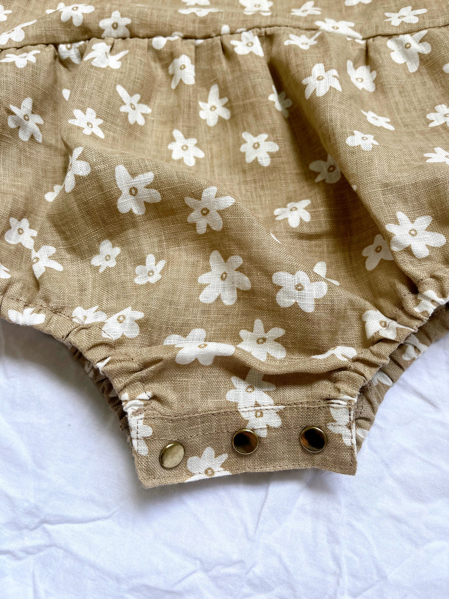Flora Minï Romper | Daisy Hazelnut