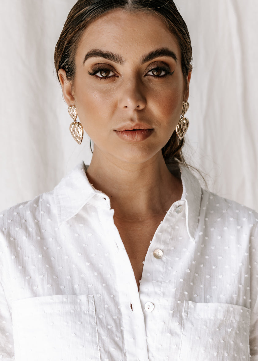 The new everyday blouse that will take you from sunrise to sunset. The new everyday blouse that will take you from sunrise to sunset, the Capri Shirt is so comfortable you’ll never want to take it off. Button up white textured blouse / shirt, short sleeve super soft. Shell button detail 100% high-quality cotton Beautiful textured dot fabric Pockets Split detail on sides Oversized fit Made from the highest quality cotton fabric, that is cool & breathable to wear ETHICALLY MADE IN INDONESIA