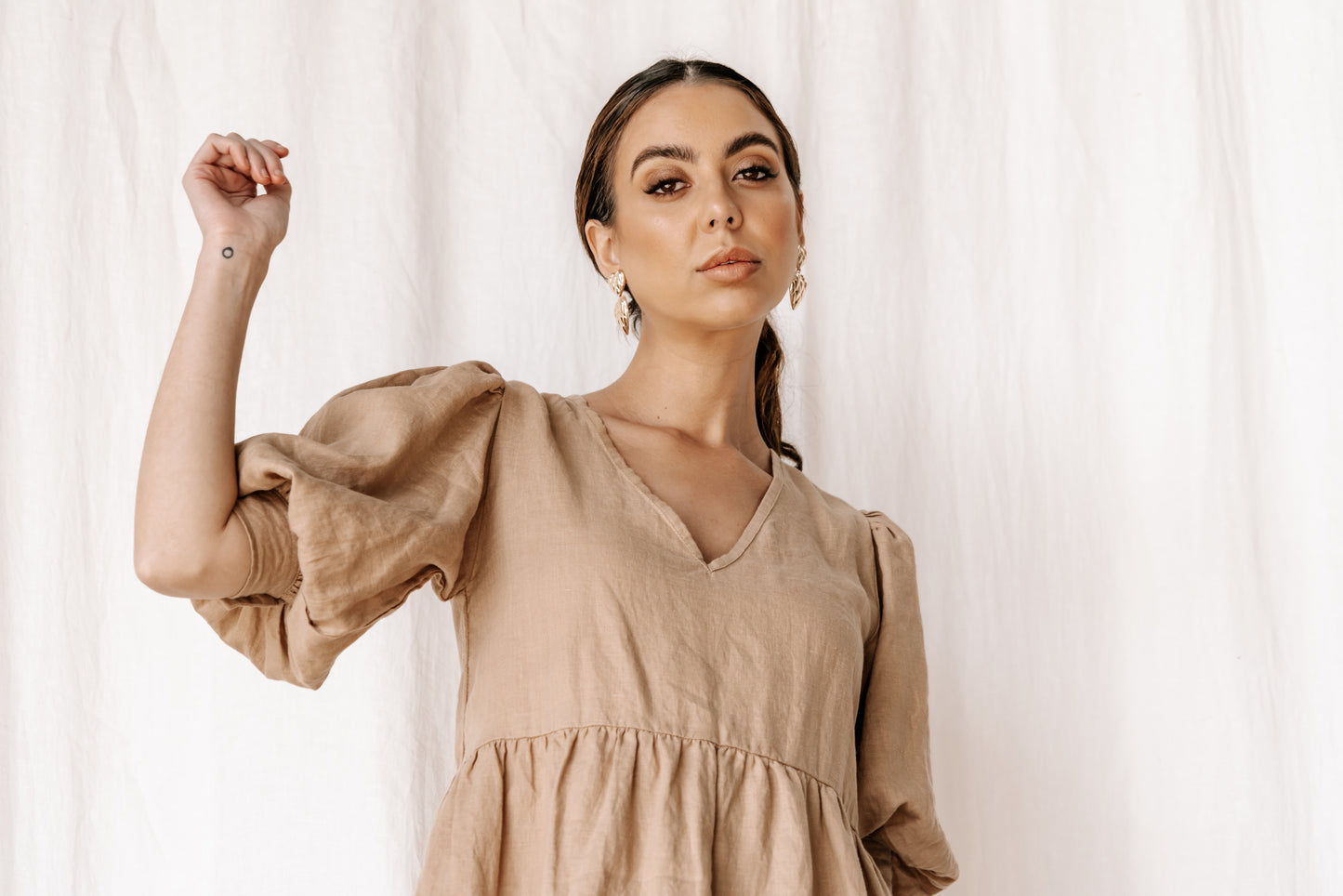 womens v neck smock in hand dyed coffee colour exclusive to hall store made from 100% highest quality linen. A flattering cut with an adjustable back tie. Puffy 3/4 sleeves & a drop waist. Comfortable & classy allowing you to go effortlessly from day to night.