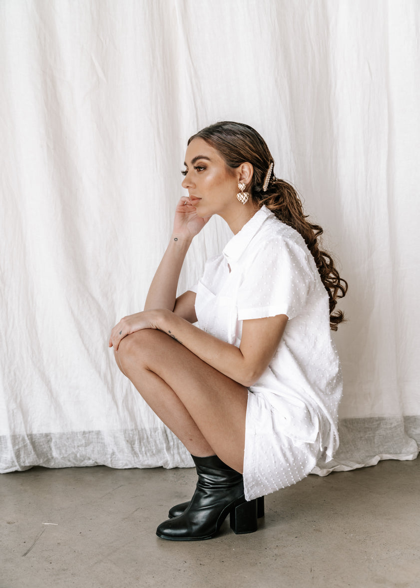 High waisted, relaxed fit shorts, easy wear, easy fit, comfortable, shorts with pockets. 100% high-quality cotton fabric in white textured dot fabric. Hand-dyed 'lilac' linen exclusive to häll store, Pockets, Elastic waist for comfort & an easy fit, High waist design. Linen softens with every wash & will last for seasons to come.Made from the highest quality linen fabric, that is cool & breathable to wear. ETHICALLY MADE IN INDONESIA