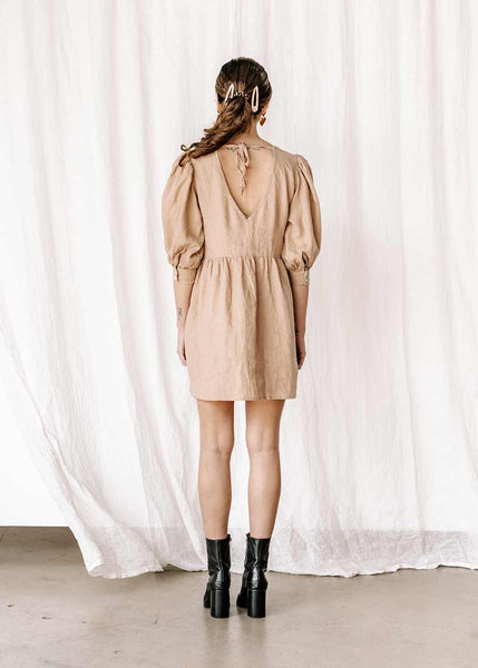 womens v neck smock in hand dyed coffee colour exclusive to hall store made from 100% highest quality linen. A flattering cut with an adjustable back tie. Puffy 3/4 sleeves & a drop waist. Comfortable & classy allowing you to go effortlessly from day to night.